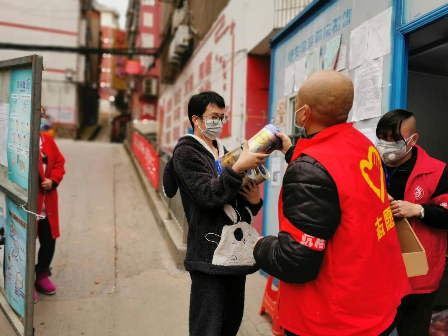 湖北-荊門公交集團-寧飛（社區(qū)義工服務(wù)，幫居民買奶粉）.jpg